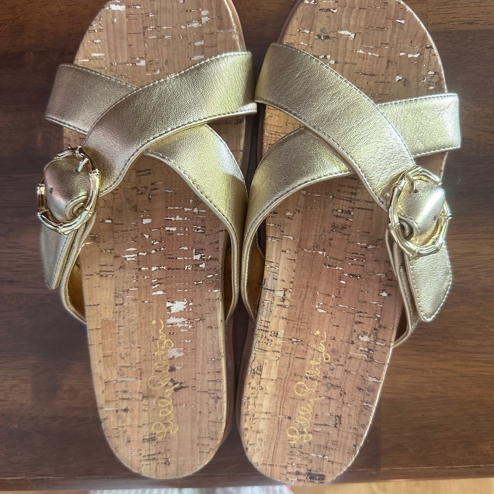 Lilly Pulitzer 💛 Gold Sandals with Bow Design gold bamboo sizer accent.